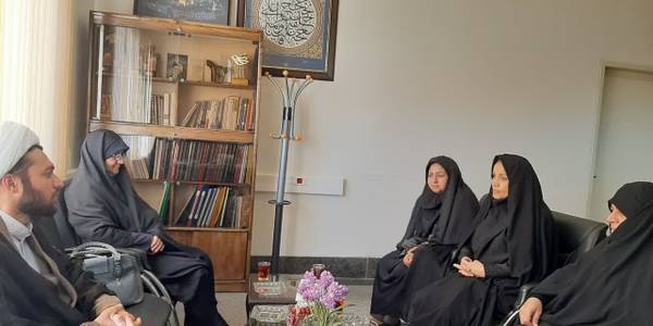 نشست مفتح زاده مدیر کل دفتر امور بانوان  وخانواده استانداری با حجت الاسلام والمسلمین خلقت نماینده ولی فقیه در جهادکشاورزی استان با موضوع جمعیت و فرزند آوری و نحوه همکاری دو اداره کل در این زمينه در محل دفتر امور بانوان و خانواده استانداری برگزار گردید .
لزوم تربیت کنشگر جمعیت در استان ،فرهنگ سازی و هوشیار سازی مردم و مسئولین از جمله موارد مطرح شده در این نشست بود .
یکشنبه ۲۱ آبان ۱۴۰۲