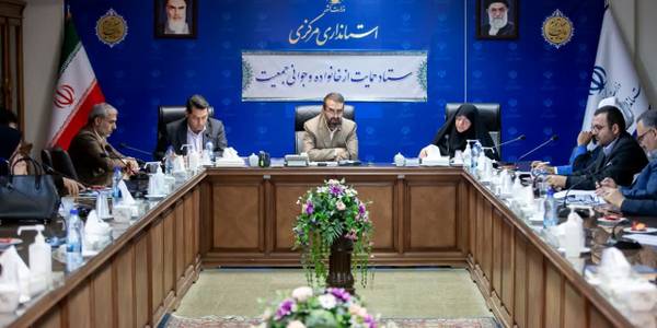 یک سوم تکالیف قانون جوانی جمعیت مربوط به بدنه وزارت بهداشت است

🔹جلسه کمیته سلامت و بهداشت ستاد حمایت از خانواده و جوانی جمعیت استان مرکزی به ریاست معاون سیاسی، امنیتی و اجتماعی استاندار برگزار شد.

مفتح‌زاده، مدیرکل دفتر امور بانوان و خانواده استانداری مرکزی: 

🔸۲۸ ماده، ۳۰ تبصره و ۳۹ بند از قانون جوانی جمعیت باید توسط وزارت بهداشت اجرا، رصد و پیگیری شود که نشان می‌دهد بیش از یک سوم مواد این قانون مربوط به بدنه وزارت بهداشت است که در استان مرکزی نیز تلاش‌های زیادی برای این مهم صورت گرفت.

رئیس دانشگاه علوم پزشکی اراک:
🔸حل مسئله جمعیت کار یک یا دو دستگاه نیست و همه باید بسیج شوند که خوشبختانه در استان مرکزی با اهتمام استاندار همه دستگاه‌ها به تکاپو وا داشته شدند.

مدیر درمان تأمین اجتماعی استان مرکزی:
🔸بیمارستان‌های تأمین اجتماعی ۱۴ درصد تخت‌های بستری استان را در اختیار دارند اما با این وجود سال گذشته از مجموع ۱۲ هزار زایمان انجام شده در استان، ۴ هزار و ۸۶ زایمان در این مراکز انجام گرفته است.  
🔴لزوم اجرای کامل قانون حمایت از مادران شاغل- آمار سزارین‌ها بالا است

نظری، معاون سیاسی، امنیتی و اجتماعی استاندار مرکزی:

🔸جمعیت یکی از مولفه‌های اقتدار است و متأسفانه راهبرد غلطی که در سنوات گذشته بر این حوزه حاکم شد امروز مشکلاتی را برای کشور ایجاد کرده است.

🔸در راستای اجرای قانون برای حمایت از مادران باردار و دارای فرزند، از جمله مرخصی زایمان و کاهش ساعت کار همه دستگاه‌ها و حتی بخش خصوصی باید مساعدت کنند.

🔸معاون سیاسی، امنیتی و اجتماعی استاندارمرکزی با انتقاد از آمار بالای سزارین‌ها، گفت: باید فرهنگ سازی کنیم که خانواده‌ها به سمت زایمان طبیعی تمایل داشته باشند و عمل سزارین فقط در موارد خاص انجام شود. سه‌شنبه ۲۳ آبان