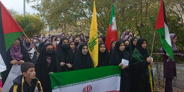 اجرای گروه سرود توسط دانش آموزان آموزشگاه الهام رازقان در راهپیمایی یوم الله ۱۳ آبان