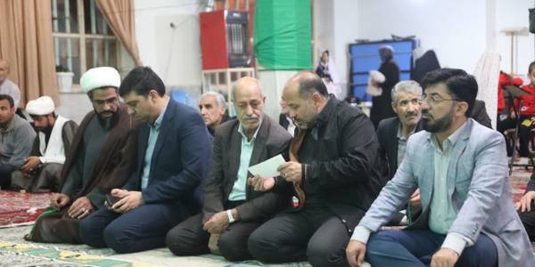 در میز خدمت مسجد امام حسن مجتبی(ع) شهرک هجرت، شهروندان مشکلات خود را به صورت حضوری و رو در رو با فرماندار اراک وبرخی از مدیران دستگاه‌های اجرایی شهرستان مطرح و راهکار حل مشکلات و راهنمایی‌های لازم را دریافت کردند