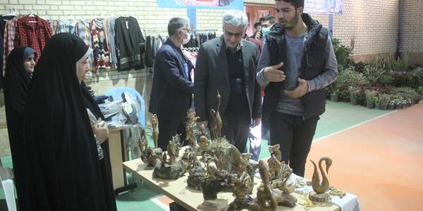 فرماندار از نمایشگاه صنایع دستی و غذایی در روستای شهابیه بازدید کرد