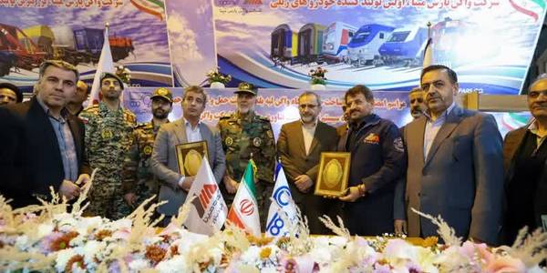 قرار داد ساخت واگن باری در شرکت واگن پارس :
قرارداد ساخت ۳۰۰ دستگاه واگن باری لبه‌بلند با شرکت حمل و نقل چند وجهی مپنا و ۶۷۰ دستگاه سیستم ترمز شرکت فناوری ریلی مپنا به ارزش ۱۴ هزار میلیارد ریال عصر چهارشنبه امضا شد.

این قرارداد با حضور فرمانده نیروی زمینی ارتش و استاندار مرکزی در شانزدهمین نمایشگاه تخصصی صنعت استان مرکزی امضا شد.

فرمانده نیروی زمینی ارتش در این آیین گفت: خرسندیم که صنعتگران در عرصه‌های مختلف در خوداتکایی کشور بویژه در صنعت ریلی و تحرک نقش اساسی دارند.

امیر سرتیپ حیدری افزود: توانمندی‌های بالایی در صنایع استان مرکزی وجود دارد که باید در بخش‌های مختلف مورد توجه قرار گیرد.

استاندار مرکزی هم گفت: این استان قطب صنایع ریلی کشور است و ۷۰ درصد صنایع ریلی و تعمیرات این رشته در استان مرکزی است.

دکتر مخلص الائمه افزود: محور اصلی این صنعت،شرکت واگن پارس مپنا است.
وی بیان کرد: رکورد یک‌هزار واگن در این شرکت زده شد و هم‌اکنون هم شاهد اجرای تفاهم‌نامه و قرارداد جدید بین شرکت‌های وابسته به گروه مپنا هستیم که امید است به موقع تحویل شبکه ریلی شود.

 چهارشنبه ۱ آذر ۱۴۰۲