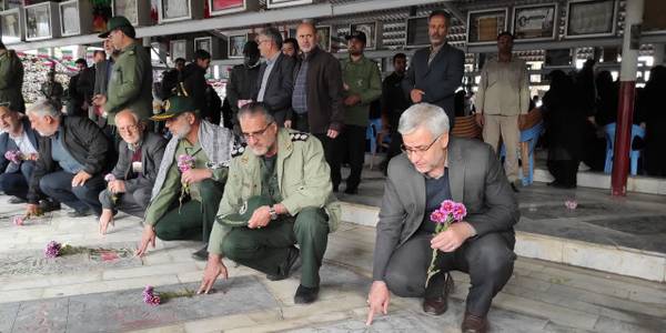 قبور مطهر شهدای شهرستان خمین بمناسبت هفته بسیج گلباران شد
