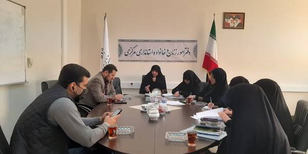 جلسه هماهنگی دوره آموزشی تکمیلی تربیت کنشگر و مبلغ عفاف و حجاب به ریاست مفتح زاده مدیر کل دفتر امور بانوان وخانواده استانداری وبا حضور اعضا در محل دفتر امور بانوان برگزار شد .
لازم به ذکر است به همت کارگروه زیست عفیفانه ذیل هیات اندیشه ورز دفتر امور بانوان و خانواده استانداری و با همکاری فرمانداری ها و دستگاههای اجرایی استان دوره آموزشی مقدماتی تاکنون در ۱۱ شهرستان و با حضور ۲۰۰۰ نفر از علاقه مندان برگزار شده است .این دوره درهفته آینده در دوازدهمین شهرستان  برگزار و در اوایل دی ماه سال جاری پذیرفته شدگان در دوره تکمیلی حضور خواهند یافت .
چهارشنبه ۸ آذر ۱۴۰۲