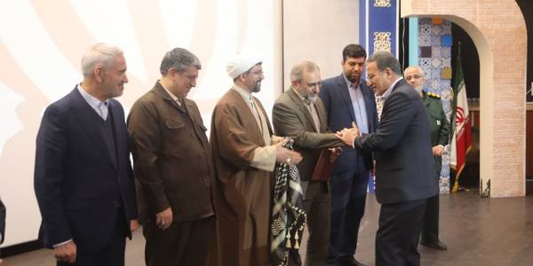 🔵🔴مراسم معارفه شهردار کلانشهر اراک

🔴محمودی به عنوان شهردار کلانشهر اراک معرفی شد