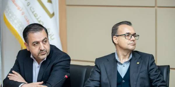 🔴راه‌اندازی دهکده لجستیک استان مرکزی منجر به رشد جایگاه صنعت خواهد شد
🔹نشست جمعی از صنعتگران استان با مدیرعامل بانک صنعت و معدن با حضور استاندار، معاون هماهنگی امور اقتصادی و مدیرکل صمت در اراک برگزار شد.
▫️استاندار:
🔸فاصله استان مرکزی با استان‌های همجوار به لحاظ موقعیت ژئواکونومیکی که داریم فاصله نزدیکی است و در تلاش هستیم تا پروازهای فرودگاه اراک نیز افزایش پیدا کند.
🔸برای دومین بار پس از انقلاب اسلامی مجوز تأسیس دهکده لجستیک در استان مرکزی اخذ شد که ظرفیت فوق‌العاده‌ای برای خدمات تجاری و لجستیک صنعت و تجارت در قلب کشور است و منجر به ارتقا و رشد مجدد جایگاه صنعت استان خواهد شد.
🔸تلاش داریم کنسرسیوم‌های صنعتی و اقتصادی استان متولی این امر باشند و با کمک مجموعه نیروی دریایی نیز فعال کردن بندر خشک را دنبال می‌کنیم.
▫️مدیرعامل بانک صنعت و معدن:
🔸مرکزی از صنعتی‌ترین استان‌های کشور است و بانک صنعت و معدن در این استان نقش‌آفرینی مؤثر و مهمی داشته و تاکنون ۱۶۳ طرح به ارزش ارزی و ریالی بالغ بر ۱۳ هزار و ۳۰۰ میلیارد تومان تأمین مالی شده‌اند که اقدام مهمی است.
🔸با توجه به محدودیت‌های شبکه بانکی باید بتوانیم از ظرفیت ابزارهای نوین تأمین مالی و بازار سرمایه استفاده کنیم که بانک صنعت و معدن به عنوان رکن ضامن می‌تواند وسیله انتشار اوراق مرابحه برای تأمین مالی باشد.

یکشنبه ۵ آذر