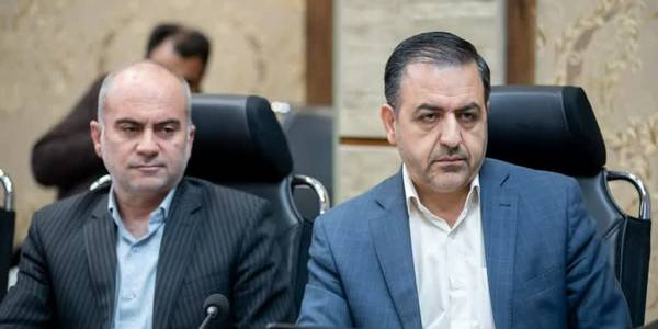 🔴شرکت‌ها به سمت تأمین مالی پایدار از بازار سرمایه حرکت کنند

🔹هشتمین جلسه شورای گفتگوی دولت و بخش خصوصی استان مرکزی در سال جاری، به ریاست استاندار، با حضور نمایندگان خانه ملت و جمعی از مدیران دستگاه‌های اجرایی و فعالان اقتصادی برگزار شد. 
استاندار:
🔸شرکت‌ها چند رویداد مهم مالی دارند از جمله مالیات، حساب‌های بانکی، کارت‌های بازرگانی و بیمه‌گذاری که موضوع انتقال گردش‌های مالی آن‌ها به استانِ محل فعالیت شرکت‌ها و فعالان اقتصادی همواره به عنوان یک دغدغه مطرح بوده است.
🔸در موضوع مالیات طبق قانون مالیات شرکت‌ها در هر جای کشور وصول شود به استان محل فعالیت شرکت واریز می‌شود.
🔸در خصوص حساب‌های بانکی، این حساب‌ها عمدتاً در تهران متمرکز شده است و استان‌ها عملاً از ظرفیت گردش‌های مالی و تسهیلات مرتبط با آن بهره‌مند نمی‌شوند لذا انتقال حساب‌ها، بیمه و کارت بازرگانی به استان مورد تأکید است.
🔸استفاده از بازار پول برای تأمین مالی با محدودیت‌های جدی مواجه است اما در حوزه بازار سرمایه ظرفیت‌هایی وجود دارد که شرکت‌ها باید برای تأمین مالی پایدار می‌توانند وارد بورس شوند و در این جلسه برای ارائه آموزش‌های لازم به فعالان اقتصادی استان برنامه‌ریزی شد.
🔸بانک‌ها موظف هستند حداقل ۵۰ درصد سپرده‌هایی که در استان‌ها جذب می‌کنند در همان استان تسهیلات بدهند که این موضوع توسط بانک‌های دولتی رعایت می‌شود ولی بانک‌های خصوصی رعایت نمی‌کنند که هشدار می‌دهیم اگر تبعیت نکنند برخورد خواهیم کرد.

پنج‌شنبه ۲۵ آبان ماه