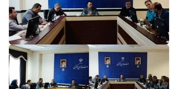 نشست ستاد تسهیل و رفع موانع تولید استان مرکزی به ریاست معاون هماهنگی امور اقتصادی و توسعه منطقه‌ای استاندار و با حضور مدیرکل صنعت،معدن وتجارت استان مرکزی و سایر اعضای این ستاد برگزار شد.
میرزاخانی، معاون اقتصادی استاندار:
در ابتدای شروع کار دولت سیزدهم حفظ اشتغال موجود اهمیت بیشتری از ایجاد اشتغال داشت که خوشبختانه با سیاست‌هایی که اجرا شد این اتفاق افتاد اما حالا به دنبال افزایش اشتغال هستیم.
در سال ۱۴۰۱ برای استان مرکزی ایجاد ۲۳ هزار و ۵۷۰ شغل هدف گذاری شد که براساس گزارش سامانه رصد و تأیید شورای عالی اشتغال ۲۷ هزار و ۵۰۰ شغل ایجاد شده و مرکزی رتبه دوم شاخص ترکیبی اشتغال را در کشور کسب کرد.
وی افزود: اجازه نداده‌ایم اشتغال موجود کاهش یابد و از طرفی افزایش اشتغالی رقم خورد که ناشی از افزایش حجم تولید و احیا و راه اندازی واحد جدید است.
میرزاخانی اضافه کرد: متغییرهای مختلفی آمار اشتغال ایجاد شده در استان مرکزی را تایید می‌کنند از جمله اینکه در گزارش اتاق بازرگانی ایران، مرکزی رتبه اول در شاخص بهبود فضای کسب و کار کشور را در سال ۱۴۰۱ احراز و بر اساس ارزیابی وزارت کشور این استان رتبه نخست احیای واحد‌های راکد را کسب کرد.
معاون هماهنگی امور اقتصادی استاتداری  افزود: واحد‌های راکد، نیمه فعال و غیرفعال با تسهیلات و پول بیت المال ساخته شده‌اند و جزو سرمایه‌های ملی هستند لذا بر احیای آن‌ها تأکید داریم و این مهم مطالبه استاندار است.
📅 سه شنبه ۳۱ مرداد ۱۴۰۲