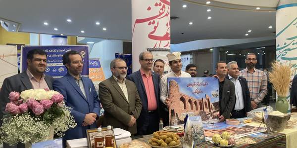 بازدید استاندار مرکزی از غرفه استان در رویداد تکام