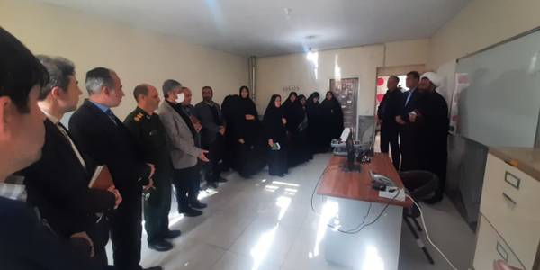 افتتاح مرکز مردمی " نفس" با هدف پیشگیری از سقط در شهرستان آشتیان 

با حضور مفتح زاده مدیر کل امور بانوان و خانواده استانداری ،حجج الاسلام مدرس زاده و  تاج آباد ، دکترمحمددوست و جمعی از مسئولین استانی و شهرستانی ، مرکز مردمی نفس ( نجات فرزندان سقط) با نام امید با هدف پیشگیری و آگاهی بخشی در زمینه  سقط ، در راستای حمایت از خانواده و جوانی جمعیت در محل ساختمان بهورزی شبکه بهداشت و درمان شهرستان آشتیان افتتاح شد. 
🟡 این مرکز بنا دارد از طریق ارتباط گرفتن با مادرانی که به هر دلیل و یا مشکل اقتصادی ، اجتماعی ، فرهنگی و ... تصمیم به سقط فرزند دارند ، از ایشان حمایت نماید و خانواده ها از کمک های این مرکز با وجود کارشناسان خبره در زمینه های مختلف بهره مند شوند.  
  یکی از عوامل مؤثر در راستای حمایت از خانواده و جوانی جمعیت پیشگیری از سقط‌ جنین است.
۱۳ آذر ماه ۱۴۰۲