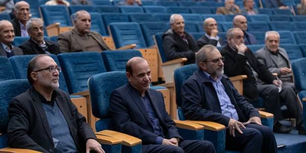 نشست صمیمی استاندار مرکزی با جمعی از بازنشستگان استانداری