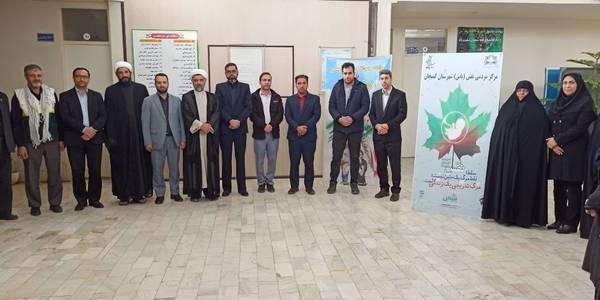 مرکز مردمی"نفس" با هدف پیشگیری از سقط جنین در شهرستان کمیجان افتتاح گردید
در مراسمی با حضور ابراهیم رستمی، فرماندار، حجج الإسلام والمسلمین سعیدی و شطی، ائمه جمعه کمیجان و میلاجرد، مفتح زاده، مدیرکل دفتر امور زنان و خانواده استانداری، قاسمی و آرزومند، بخشداران مرکزی و میلاجرد، حجت الإسلام‌ تاج آباد، مسئول ستاد مردمی جمعیت استان، دکتر محمد دوست، رییس بسیج جامعه پزشکی دانشگاه علوم پزشکی اراک، دکتر امینی پور، سرپرست شبکه بهداشت و درمان شهرستان، مسئولین شهرستان و دهیاران تابعه اولین مرکز مردمی نفس(نجات فرزندان سقط) با هدف پیشگیری و آگاهی بخشی در زمینه سقط، در راستای حمایت از خانواده و جوانی جمعیت در شهرستان کمیجان افتتاح شد. 

این مرکز بنا دارد از طریق ارتباط با مادرانی که به هر دلیل و یا مشکل اقتصادی، اجتماعی، فرهنگی و ... تصمیم به سقط فرزند دارند، حمایت نماید و خانواده ها از کمک های این مرکز با وجود کارشناسان خبره در زمینه های مختلف بهره مند شوند.
چهارشنبه ۱۴۰۲-۰۹-۲۲