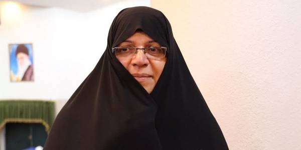 مدیرکل امور بانوان و خانواده استانداری مرکزی: 
✔️ اقناع تک فرزندی، تهدید نسل پروری و خانواده 

🔸 مدیرکل امور بانوان و خانواده استانداری مرکزی در حاشیه کنگره ملی جوانی جمعیت، گفت: اقناع خانواده به تک فرزندی، باعث ایجاد خطرات زیاد برای خانواده ها و جلوگیری از نسل پروری است.
به گزارش وب دا مرکزی، پروین مفتح زاده با اشاره به اینکه استان مرکزی جزو استان های پیر کشور است، افزود: فرصت زیادی تا جلوگیری از قرار گرفتن در چاله جمعیتی نداریم و لازمه نجات از این چاله و رسیدن به نرخ جایگزین جمعیت، فرهنگ سازی برای تمام اقشار مردم است.
وی ضمن ابراز خرسندی از برگزاری اولین کنگره ملی جوانی جمعیت، تصریح کرد: امیدواریم این نمونه کنگره ها و جلسات روشنگری با عمق بیشتر ادامه پیدا کند و شاهد فرهنگ سازی برای تمام اقشار مردم در سطح استان مرکزی باشیم.
وی خاطرنشان ساخت: هر آنچه مربوط به امنیت و عزت یک کشور است؛ باید در موضوع حل بحران جمعیت اثرگذار باشد و هم استانی ها باید با هویت بخشی به استان مرکزی در حفظ تاریخ شکوهمند استان و حفظ نسل، کوشا باشند.
مفتح زاده در پایان ضمن تاکید بر اینکه فرزندان ستون و کیان خانواده هستند، ابراز داشت: هر آنچه که باعث تحکیم خانوده شود را باید حفظ و با فرزندآوری و نسل پروری، نشاط و شادابی را در خانواده تکثیر کرد.

پنجشنبه ۲۳ آذرماه ۱۴۰۲