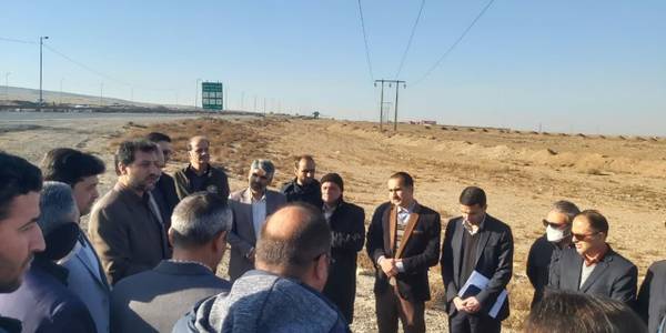 بررسی میدانی مهندس وروانی فراهانی فرماندار به اتفاق معاون اداره کل راهداری و حمل و نقل جاده ای استان مرکزی،بخشداران آشتیان و سلفچگان،رئیس دفتر نماینده مردم منطقه،نمایندگان شرکت توزیع برق و شرکت گاز استانهای مرکزی و قم،نماینده برق منطقه ای باختر استان مرکزی و سایر مسئولین مربوطه شهرستانهای آشتیان و سلفچگان از آخرین وضعیت پروژه تقاطع غیر همسطح دوراهی راهجرد جهت رفع موانع زیرساختی پروژه مذکور