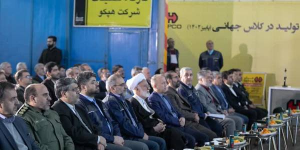 بیل هیدرولیکی ۷۵ تن هپکو رونمایی شد- استاندار: صنایع استان مرکزی در دولت سیزدهم متحول شدند

🔹اولین بیل هیدرولیکی ۷۵ تن تولید داخل، ساخته شده توسط شذک هپکو اراک، با حضور نماینده ولی فقیه در استان، استاندار، معاون وزیر صمت و رئیس سازمان تأمین اجتماعی رونمایی شد.

استاندار:
🔸در دولت سیزدهم، در صنایع سنگین استان مرکزی که هر کدام پیشران‌های مهمی در عرصه اشتغال و کارآفرینی بودند، اتفاقات مهمی رخ داد که از جمله این اتفاقات احیای مجدد شرکت‌های واگن پارس، آذرآب و هپکو بود.

🔸استان مرکزی در ۲ سال گذشته در مسیر ایجاد آرامش قابل توجه و مطلوبی در حوزه صنعت و کارگری و کارفرمایی بود که جای تشکر از تمامی فعالین این حوزه دارد.

🔸تغییر راهبرد هپکو از تولید ماشین‌آلات راهسازی به تولید ماشین‌آلات راهسازی و معدنی کار بسیار صحیحی بود.

🔸شرکت‌های صاحب نامی در دنیا وجود دارند که ماشین‌های اوراق خود را توسط مافیای واردات برای ما می‌فرستند اما اکنون شاهد شتاب و دوره شکوفایی هپکو هستیم، کمر شکسته هپکو ترمیم شده و به‌زودی کمر واردکنندگان و مافیای واردات ماشین آلات دست دوم شکسته می‌شود.

🔸سال گذشته رکورد تولید تاریخ واگن پارس را با همت مدیران و کارکنان شرکت واگن پارس مپنا شکستیم و هزار واگن تحویل خطوط ریلی کشور شد و امیدواریم این رکورد امسال مجددا تکرار شود.

🔸بعد از دستور ریاست جمهوری، سهام عمده شرکت از سهامدار بدون انگیزه به واجد اهلیت واگذار و بزرگترین قرارداد تاریخ آذرآب منعقد شد و شرکت از لانه پرندگان به کارگاه بزرگ کار و فعالیت تبدیل شد.