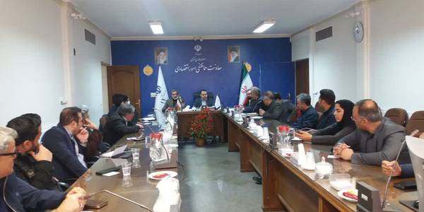 تکمیل وپیاده سازی کامل سامانه سبحان
جلسه بررسی شرایط عرضه وقیمت مرغ ذیل کارگروه تنظیم بازار استان به ریاست میرزاخانی معاون هماهنگی امور اقتصادی وتوسعه منطقه ای  واعضای مرتبط برگزار شد.
در این جلسه مقرر گردید نسبت به تکمیل وپیاده سازی کامل سامانه سبحان به منظور رصد جریان تولید وتوزیع مرغ گرم اهتمام جدی صورت پذیرد.
همچنین آموزش لازم به مرغداران ومتصدیان کشتارگاه ها داده شود وخروجی سامانه ملاک بر رسی شرایط ورفتار با مرغدار وکشتارگاه باشد.
همچنین مقرر شد هرگونه تغییر قیمتی قبلا مجوز کارگروه تنظیم بازار استان ویا کمیته اقدام مشترک را اخذ کرده باشد.ضمن اینکه نظارت بر بازار وبرخورد با متخلفین با جدیت پیگیری شود.
شنبه ۱۱ آذر ماه ۱۴۰۲