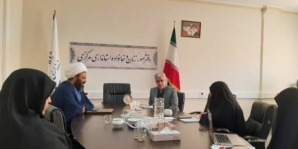 جلسه هم اندیشی درباره بوم جمعیتی استان  به ریاست مفتح زاده مدیر کل دفتر بانوان وخانواده و باحضور اقای کمانکش فرماندار شهرستان خمین و حجت الاسلام تاج آبادی مسئول ستاد مردمی جمعیت استان در دفتر بانوان وخانواده تشکیل گردید .
دوشنبه ۴ دی ۱۴۰۲