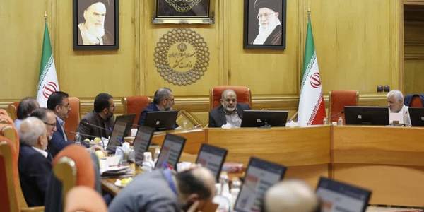 اهم موضوعات و مسائل استان مرکزی در حضور وزیر کشور تشریح شد- تحسین اقدامات تحولی و دستور وزیر برای حمایت از صنایع استان

🔹روز دوشنبه در نشستی با حضور دکتر "احمدی وحیدی" و معاونین وزیر کشور، استاندار مرکزی و معاونین استاندار با ارائه گزارشی از اهم اقدامات انجام شده، به تبیین موضوعات مرتبط با استان پرداختند و برخی از درخواست‌ها و پیشنهادهای استان مورد بررسی قرار گرفت.

🔹در این سلسله جلسات که با رویکرد تحولی وزارت کشور در دولت مردمی برای اولین بار و به صورت دوره‌ای با حضور استانداران سراسر کشور برگزار می‌شود، اقدامات و مسائل استان‌ها به صورت جامع مورد بررسی قرار می‌گیرد.

🔹در این نشست دکتر "فرزاد مخلص‌الائمه" استاندار مرکزی ابتدا به تشریح رویکردهای کلان مدیریت ارشد استان در حوزه‌ اجرایی پرداخت و سپس معاونین سیاسی، امنیتی، اجتماعی؛ هماهنگی امور اقتصادی؛ هماهنگی امور عمرانی؛ توسعه مدیریت و منابع استاندار نیز اهم اقدامات در حوزه‌های مختلف را گزارش دادند.