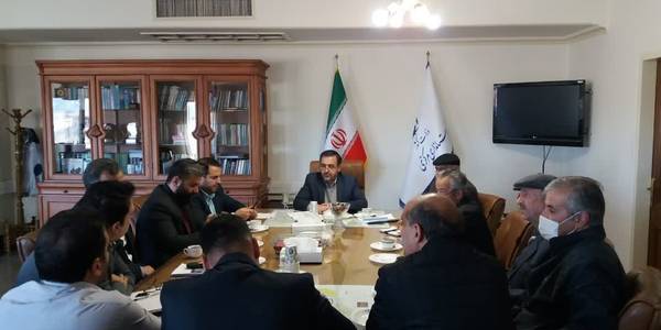 نشست بررسی راه اندازی قانون پایانه فروشگاهی وسامانه مودیان برای صنف طلا وجواهرات برگزار شد.
درپی اعتراض صنف طلا فروشان به اجرای قانون پایانه فروشگاهی وسامانه مودیان از ابتدای دیماه سال جاری جلسه ای به ریاست میرزاخانی معاون هماهنگی امور اقتصادی وتوسعه منطقه ای ومدیران مربوطه واعضای اتحادیه صنف طلا وجواهرات  برگزار وپیرامون نحوه اجرای این قانون وابعاد زمان اجرای سامانه ،همچنین مشکلات وابهامات  پبش رو تصمیماتی اتخاذ گردید.
همچنین مقرر گردید اداره کل امور مالیاتی ضمن آموزش لازم به تمامی اعضای اتحادیه وکمک به آنها در استقرار سامانه، اقدامات لازم را به عمل آورد.