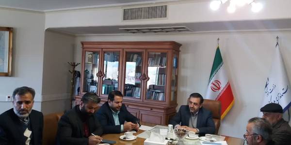 .نشست بررسی راه اندازی قانون پایانه فروشگاهی وسامانه مودیان برای صنف طلا وجواهرات برگزار شد.
درپی اعتراض صنف طلا فروشان به اجرای قانون پایانه فروشگاهی وسامانه مودیان از ابتدای دیماه سال جاری جلسه ای به ریاست میرزاخانی معاون هماهنگی امور اقتصادی وتوسعه منطقه ای ومدیران مربوطه واعضای اتحادیه صنف طلا وجواهرات  برگزار وپیرامون نحوه اجرای این قانون وابعاد زمان اجرای سامانه ،همچنین مشکلات وابهامات  پبش رو تصمیماتی اتخاذ گردید.
همچنین مقرر گردید اداره کل امور مالیاتی ضمن آموزش لازم به تمامی اعضای اتحادیه وکمک به آنها در استقرار سامانه، اقدامات لازم را به عمل آورد.