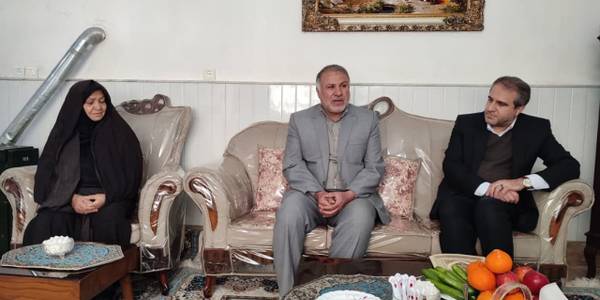 به مناسبت وفات حضرت ام البنین (س) و روز تکریم مادران و همسران شهدا، مهدی الیاسی معاون استاندار و فرماندار ویژه شهرستان ساوه به همراه رییس بنیاد شهید و امور ایثارگران با همسر شهید گرانقدر کرامت سعیدی دیدار و گفتگو کرد و از صبر و شکیبایی ایشان تقدیر کرد.