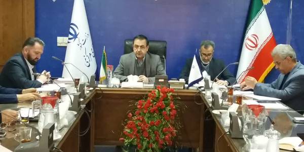 تدارک وبرنامه ریزی برای تشدید نظارت ها در ایام پایان سال
جلسه کمیته اقدام مشترک تنظیم بازار استان به ریاست میرزاخانی معاون هماهنگی امور اقتصادی وتوسعه منطقه ای وبا حضور اعضای کمیته برگزار شد.
در این جلسه ضمن بررسی عملکرد دستگاه های ضابط در امر نظارت وتنظیم بازار در دوره ۹ ماهه ،نقاط ضعف وکمبودهای این حوزه موردبحث وتبادل نظر قرار گرفت ومشخصا شرایط عرضه گوشت قرمز ومرغ نیز بررسی گردید ومقرر شد با توجه به عملکرد شهرستانهای استان در امر نظارت بر بازار،توزیع کالاهای اساسی ویارانه ای در آنها صورت گیرد وبا همکاری جهاد وصمت بحث قیمت گذاری مرغ قطعه بندی شده وگوشت قرمز بر اساس میانگین کشوری ومیانگین استانهای همجوار اقدام شده ونتیجه برای تصمیم به کمیته اقدام مشترک وکارگروه تنظیم بازار منعکس گردد.
همچنین تدارک وبرنامه ریزی برای تشدیدنظارت ها در ایام پایان سال نیز مورد تاکید قرار گرفت ومقرر شد دستگاههای ناظر برنامه خود را به دبیر خانه کمیته ارسال تا تعزیرات حکومتی بر عملکرد وبرنامه دستگاهها نظارت نماید.
یکشنبه ۱۴۰۲-۱۰-۱۰