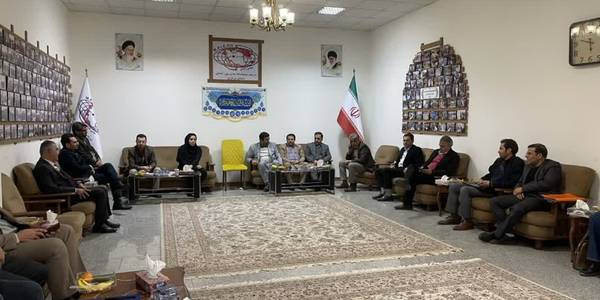 نشست کارگروه تسهیل و رفع موانع تولید برگزارشد: 
درحاشیه دوازدهمین نمایشگاه خودرو ،قطعات و صنایع وابسته،جلسه کارگروه تسهیل و رفع موانع تولید به ریاست معاون هماهنگی امور اقتصادی و توسعه منطقه ای استانداری مرکزی و با حضور مدیران دستگاه های اجرایی مرتبط استان برگزار شد.
در این نشست مدیران واحدهای تولیدی قطعه ساز به بیان  مسائل و مشکلات پیش روی صنایع قطعه سازی خودرو پرداختند.
میرزاخانی در این نشست گفت: رفع موانع تولید یکی از دغدغه های مهم دولت سیزدهم و همچنین مدیران اقتصادی استان می باشد که در همین راستا برگزاری جلسات ستاد تسهیل می تواند موثر واقع شود.
در این جلسه مسائل و مشکلات تعدادی از واحدهای قطعه سازی استان مطرح و تصمیماتی اتخاذ گردید.

📅 پنج شنبه ۱۴ دی ۱۴۰۲