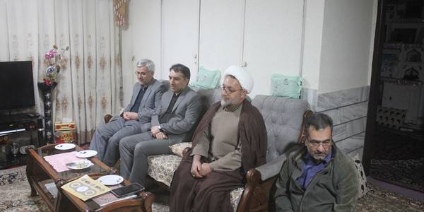 فرماندار و معاون فرهنگی و هنری موسسه تنظیم و نشر آثار حضرت امام خمینی (س) با خانواده شهیدان خسرو و محمد زارع دیدار کردند