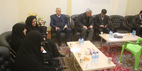 میز خدمت دادگستری شهرستان در محل بیت تاریخی حضرت امام (ره) در خمین م برگزار شد