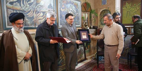 دست اندرکاران هفته فرهنگی "بر آستان آفتاب" شهرستان با تعدادی از مفاخر خمین دیدار کردند