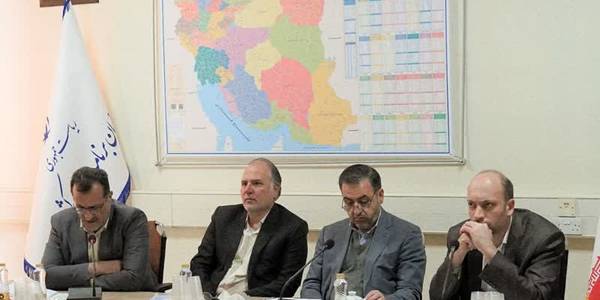 نشست «تحليل الگوی توسعه و تعيين اقدامات اولويت‌دار» استان مركزی برگزار شد. 

🔹نشست هم‌انديشی «تحليل الگوي توسعه و تعيين اقدامات اولويت‌دار»استان مركزی با حضورمیرزاخانی معاون هماهنگی امور اقتصادی وتوسعه منطقه ای ، اسدی معاون هماهنگی امور عمرانی استانداری ،نوربخش عسکری رئیس سازمان مدیریت و برنامه ریزی استان،جعفری رئيس امور آمايش سرزمين و توسعه منطقه‌اي سازمان برنامه و بودجه كشور و نمايندگانی از امورهای تخصصی سازمان ،  برگزار شد
در اين نشست،نوربخش عسكری رئيس سازمان مديريت و برنامه‌ريزی استان ، گزارشی درباره مهمترين چالش‌ها، ظرفيت‌ها و قابليت‌های طرح‌های توسعه‌ای استان مرکزی ارائه كرد.
همچنين معاونین استاندار مركزی پيشنهادهای خود را برای رسيدن به توسعه پايدار در اين استان مطرح كردند .
حسينی، رئيس امور آمايش سرزمين و توسعه منطقه‌اي سازمان برنامه و بودجه كشور نیز در این نشست گفت: با ﺷﻨﺎﺳﺎﯾﯽ ﭼﺎﻟﺶ‌ﻫـﺎ و موانع توسعه استان مركزی،  ﺭاﻫﮑﺎﺭﻫـﺎی راهبردی برای رسيدن به توسعه متوازن طبق تكاليف برنامه هفتم توسعه، مصوبات دور دوم سفر رئيس جمهور و همچنين مدل سند آمايش سرزمين ارائه می شود.
یکشنبه ۱۴۰۲-۱۰-۱۷