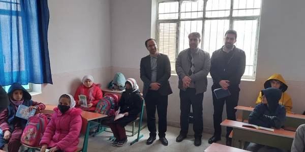 بازدید اتابکی فرماندار، درودیان بخشدار مرکزی، هاشمی فرمانده ناحیه مقاومت بسیج و جمعی از مدیران شهرستان از مدرسه روستای #گزاوند ضمن دیدار با معلمین و دانش آموزان و بررسی روند آموزش ،مشکلات این مدرسه من جمله لزوم دیوارکشی و محوطه سازی از نزدیک بررسی و دستورات لازم صادر گردید.