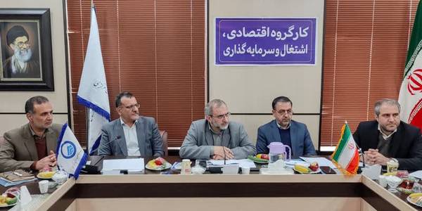 راه‌اندازی هنرستان‌های جوار صنعت به توانمندسازی نیروی کار می‌انجامد

🔸 دکتر مخلص‌الائمه در کارگروه اقتصادی، اشتغال و سرمایه گذاری استان مرکزی در ساوه، بیان کرد: با تلاش‌های صورت گرفته استان مرکزی هم اکنون رتبه اول تعداد مصوبات کارگروه‌های رفع موانع تولید را در اختیار دارد و  در موضوع تسهیلات بانکی تبصره ۱۸ نیز که حسب دستور رئیس جمهور در حال تخصیص است، استان مرکزی حائز رتبه پنجم کشور است. 

🔸نرخ بیکاری استان مرکزی از ۸.۱ درصد در پاییز سال گذشته، امسال به ۶.۳ درصد رسیده است.

🔸تأسیس هنرستان‌های جوار صنعت در دستور کار است و نخستین هنرستان، در جوار شرکت ماشین‌سازی اراک تأسیس شد تا از تجهیزات و ظرفیت واحدهای تولیدی در راستای مهارت‌آموزی و توانمندسازی نیروی کار استفاده شود، لذا صنایع باید در تعامل با آموزش و پرورش، برای راه‌اندازی هنرستان‌های جوار صنعت به میدان بیایند.

🔸با توجه به وضعیت بارندگی‌ها، در سال آینده با محدودیت‌های آب و برق مواجه خواهیم شد، بنابراین تمام صنایع استان باید از هم‌اکنون پیش‌بینی‌های لازم را داشته باشند.