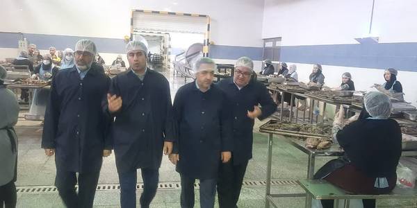 بازدید معاون هماهنگی امور اقتصادی از واحد تولیدی کنسرو سازی طبیعت
میرزاخانی معاون هماهنگی امور اقتصادی ومدیران اقتصادی ضمن بازدیداز واحد کنسرو سازی طبیعت ،با ارائه پاره ای از مشکلات این واحد توسط مدیران این شرکت به بررسی مشکلات وموانع تولید این واحد پرداخته وتصمیماتی اتخاذ گردید.