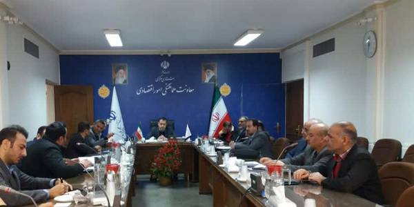 جلسه کمیته اقدام مشترک تنظیم بازار استان با موضوع بررسی شرایط قیمت وتوزیع گوشت قرمز در استان به ریاست میرزاخانی معاون هماهنگی امور اقتصادی وتوسعه منطقه ای برگزار شد.
در این جلسه مقرر گردید گوشت قرمز با قیمت کارشناسی شده وبا قیمت مصوب،با فاکتور با قیمت ۵ درصد سود خرده فروشی عرضه گردد.
همچنین هماهنگی های لازم با شهرداری جهت مدیریت کشتارگاهها توسط فرمانداری شهرستان صورت گیرد.
در پایان مقرر شد با متخلفین در عرضه گوشت برخورد قانونی صورت گیرد.