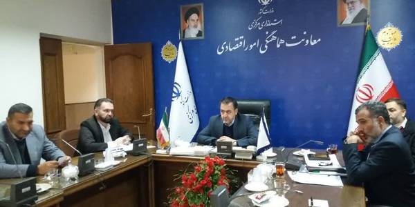 .جلسه کمیته اقدام مشترک تنظیم بازار استان با موضوع بررسی شرایط قیمت وتوزیع گوشت قرمز در استان به ریاست میرزاخانی معاون هماهنگی امور اقتصادی وتوسعه منطقه ای برگزار شد.
در این جلسه مقرر گردید گوشت قرمز با قیمت کارشناسی شده وبا قیمت مصوب،با فاکتور با قیمت ۵ درصد سود خرده فروشی عرضه گردد.
همچنین هماهنگی های لازم با شهرداری جهت مدیریت کشتارگاهها توسط فرمانداری شهرستان صورت گیرد.
در پایان مقرر شد با متخلفین در عرضه گوشت برخورد قانونی صورت گیرد.