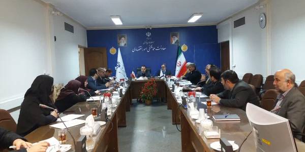 جلسه کارگروه گندم، آرد و نان استان به ریاست میرزاخانی معاون محترم هماهنگی امور اقتصادی وبا حضوراعضای کارگروه برگزار و مسائل و مشکلات و مرور مصوبات  قبل، مورد بحث و تبادل نظر قرار گرفت. 
در این جلسه مقرر گردید طرح شناورسازی سهمیه گندم تحویلی به کارخانجات آرد به منظور رقابت در تولیدآرد با کیفیت به 30 درصد افزایش یابد. کلیه خبازان موظف به نصب بنر در داخل نانوایی و پلاک روز های تعطیل در پشت درب نانوایی شده اند و کیفیت ارد کارخانجات و میزان مصرف نمک و جوش شیرین در نانوایی ها توسط دانشگاه علوم پزشکی و اداره استاندارد به صورت ماهانه مورد رصد و پایش قرار گیرد با متخلفین برخورد گردد.