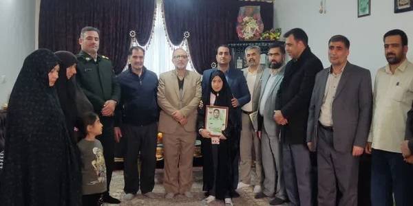 دکترسید مجتبی آل‌یاسین، معاون توسعه مدیریت و منابع استاندار مرکزی به همراه جمعی از مسئولین و فرماندهان نظامی و انتظامی با حضور در منزل شهید والامقام "علی بیژنی‌زیبا" از شهدای فراجا، ضمن تجلیل از صبر و ایثار خانواده معظم شهید، با آرمان‌های شهدا تجدید میثاق کردند.