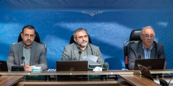 کاهش نرخ بیکاری استان مرکزی با بازگشت صنایع به چرخه تولید- صنایع بزرگ استان وارد فاز جذب نیرو شدند
🔹جلسه شورای گفت‌وگوی دولت و بخش خصوصی استان مرکزی، به ریاست استاندار، با حضور جمعی از مدیران دستگاه‌های اجرایی و فعالان اقتصادی استان برگزار شد. 
🔸استاندار مرکزی در این نشست بیان کرد: نرخ بیکاری استان در پاییز سال گذشته ۷.۲ درصد بود که در پاییز امسال به ۶.۳ دهم درصد رسیده است.
🔸وی افزود: متوسط نرخ بیکاری کشور ۷.۶ دهم درصد است اما نرخ بیکاری در استان مرکزی به صورت قابل توجهی از میانگین کشور هم پایین‌تر است.
🔸مخلص‌الائمه تأکید کرد: بسیاری از صنایع بزرگ و پیشران استان به حرکت درآمدند و وارد فاز جذب نیرو شده‌اند و بسیاری از صنایع راکد و نیمه فعال نیز به چرخه تولید کامل بازگشته‌اند.
🔸وی افزود: در ثبت اشتغال هم بر اساس گزارش سامانه ملی رصد اشتغال‌، از میزان تعهد شده عبور کردیم و در رتبه دوم کشور قرار داریم.
🔸استاندار مرکزی در خصوص وضعیت پرداخت تسهیلات تبصره ۱۸ نیز عنوان کرد: تخصیص‌ها و تزریق مالی برای پرداخت تسهیلات در حال انجام است که بخشی از نگرانی فعالان اقتصادی و تولیدکنندگان هم رفع شود ضمن اینکه استان در پرداخت تسهیلات رتبه پنجم کشور را در اختیار دارد.
🔸مخلص‌الائمه همچنین، اظهار کرد: وصول درآمدها در استان انجام شده است و سهم سالانه استان محقق شد، این در حالی است که در کشور به ندرت استانی توانسته درآمد مالیاتی را محقق کند و این موفقیت در استان مرکزی نشان می‌دهد چرخ تولید و صنعت به خوبی می‌چرخد.