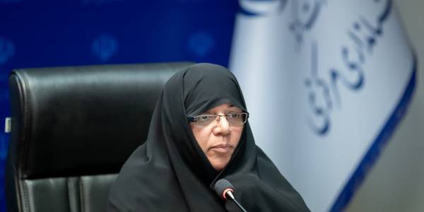 استان مرکزی در مردمی‌سازی اقدامات حوزه جوانی جمعیت الگو است- کسب رتبه پنجم کشور در تهیه بوم جمعیتی استان
🔸مفتح زاده، مدیرکل دفتر امور بانوان و خانواده استانداری در نشست شورای اداری استان، بیان کرد: به فضل الهی در تهیه بوم جمعیتی استان رتبه پنجم کشوری را حائز شدیم و در تشکیل ستاد مردمی جوانی جمعیت رتبه اول کشور را در اختیار داریم.
 🔸وی تصریح کرد: راه‌اندازی مؤسسه خیریه "امید رویش رویان" توسط جهاد دانشگاهی در استان نیز از کارهای بی‌نظیر در کشور است که نیاز به حمایت دارد تا بتواند برنامه‌های عملیاتی برای حمایت از زوج های نابارور را دنبال کند.
🔸 مدیرکل دفتر امور بانوان و خانواده استانداری مرکزی اضافه کرد: تشکیل ۵۰ بیت الزهرا در راستای ترویج فرزندآوری و ازدواج آسان با همت ستاد مردمی جوانی جمعیت و تشکیل هفت کارگروه تخصصی ذیل این ستاد نیز از دیگر اقدامات انجام شده در استان است.
🔸وی ادامه داد: در کنار کارگروه تخصصی مقابله با سقط جنین، مرکز مردمی نفس نیز با هدف جلوگیری از سقط در تمامی شهرستان‌های استان فعال است.
🔸مفتخ‌زاده خاطرنشان کرد: به منظور تسهیل در اجرای قانون جوانی جمعیت در استان چهار کمیته تخصصی گفتمان و تبلیغ، سلامت و بهداشت، اقتصادی و بررسی‌های ویژه ذیل ستاد جمعیت تشکیل شده است و کمیته فرهنگی و اجتماعی نیز اضافه خواهد شد.
 🔸مدیرکل دفتر امور بانوان و خانواده استانداری مرکزی با بیان اینکه امروز نظام مسائل جمعیت در استان، پیش رو است، از مدیران استان خواست در راستای حل این مسائل برنامه‌ریزی کنند.
یکشنبه ۱ بهمن ماه