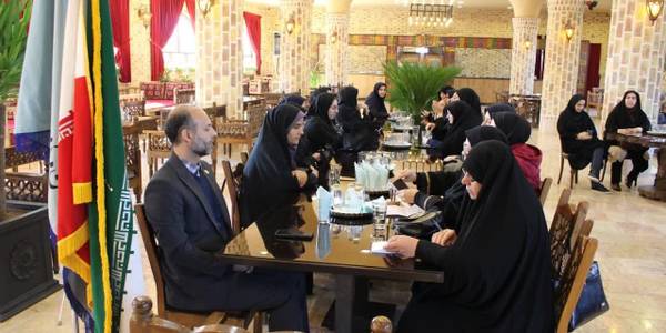 به مناسبت گرامیداشت هفته زن و مقام مادر، نشست صمیمی با بانوان شاغل  ،عضو هیات علمی در دانشگاه پیام نور مرکز استان و بانوان بازنشسته به ریاست دکتر یونسی رئيس  آن دانشگاه و باحضور مفتح زاده مدیرکل دفتر اموربانوان و خانواده استانداری برگزار گردید. 
 در این نشست مفتح زاده به محوریت بانوان و  نقش مهم آنها در خانواده و  اجتماع پرداخت و متذکر شد: بانوان ما باید از حضرت زهرا (س) الگو بگیرند و سه ویژگی اساسی خانه داری در حد عالی، اهمیت  به عبادت و نقش اجتماعی فعال را در عملکرد و رفتار خویش قرار دهند.ایشان افزود جمعیت یکی از دغدغه‌های مهم و جدی مقام معظم رهبری(مد ظله العالی) است و فعالیت در راستای افزایش جمعیت در واقع جلوگیری از وقوع مشکلات هولناک از قبیل سالمندی ، وابستگی اقتصادی و...در آینده می باشد. محوریت فعالیت‌ها در حوزه جمعیت امید آفرینی است و باید نخبگان در این راستا هوشیار شوند و دانشگاه‌ها و مراکزعلمی و پژوهشی گام‌های بلندی بردارند و این مهم در همه بخش‌های جامعه مورد توجه باشد. 
یکشنبه ۱بهمن ۱۴۰۲