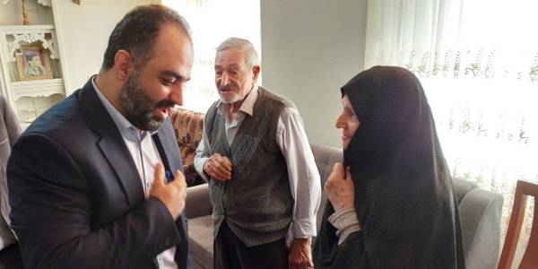 سرپرست فرمانداری شهرستان محلات با حضور در منزل شهید والامقام احمد میرزابیگی با والدین این شهید گلگون کفن دوران دفاع مقدس دیدار و از ایشان دلجویی کرد‎.‎