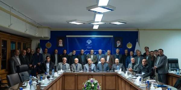 هدفِ ایجاد کنسرسیوم صنایع دریایی استان مرکزی، استفاده از ظرفیت‌های ژئواکونومیک استان است

🔹 نشست مشترک اعضای انجمن پیشگامان صنعت و کنسرسیوم صنایع دریایی استان مرکزی با حضور استاندار برگزار شد.
🔸دکتر مخلص‌الائمه، در این نشست با بیان اینکه از ابتدای تأسیس استان نگاه خاصی به ظرفیت‌های این استان وجود داشته است، اظهار کرد: موقعیت ژئواکونومیک استان در کشور خاص است و باید از این ظرفیت استفاده شود.
🔸وی ادامه داد: ایجاد کنسرسیوم صنایع دریایی با این نیت بوده که بتوانیم ظرفیت‌های استان را به هم ملحق کنیم و با یک هم‌افزایی، چند گام بزرگ برداریم ضمن اینکه کنسرسیوم کمک می‌کند تا یک نگاه راهبردی به بخش صنعت استان تسری پیدا کند.
🔸استاندار مرکزی اضافه کرد: یکی از موضوعات اصلی کنسرسیوم، بحث اقتصاد دریامحور است که زمینه کار آن در حوزه صنعت استان وجود دارد و بستر همکاری با نیروی دریایی راهبردی ارتش فراهم شده است.
🔸مخلص‌الائمه ظرفیت‌های پارک لجستیک را بستری برای فعالیت کنسرسیوم عنوان کرد و افزود: این پارک ظرفیت اقتصادی بزرگی برای بخش صنعت، خدمات و تجارت است و در تلاش هستیم منافع اقتصادی آن را بین همه صنایع استان تقسیم کنیم.
🔸استاندار مرکزی تصریح کرد: بسیاری از صنایع شاخص و پیشران استان که با معضلات پیچیده مواجه بودند به سمت ایجاد اشتغال جدید حرکت کرده‌اند و پیوستگی شرکت‌های بزرگ و متوسط نشان می‌دهد صنعت استان یک مسیر رو به رشد را می‌پیماید.
🔹در این نشست همچنین جمعی از اعضای حاضر به بیان نقطه نظرات خود پرداختند.