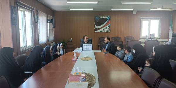 دیدار تعدادی از دانش آموزان با فرماندار