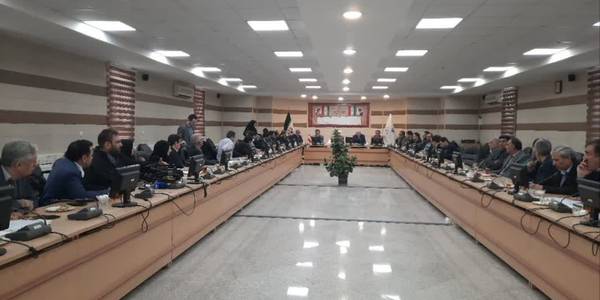 جلسه ستاد تسهیل ورفع موانع تولید شهرستان زرندیه-با حضور دبیر ستاد ملی تسهیل و رفع موانع تولید 

🔹به ریاست استاندار مرکزی و با حضور دبیر ستاد ملی تسهیل و رفع موانع تولید، معاون هماهنگی تمور اقتصادی استانداری مرکزی،مدیرکل صنعت،معدن وتجارت استان مرکزی، جلسه ستاد تسهیل و رفع موانع تولید شهرستان زرندیه برگزار شد.
🔹در این نشست دکتر آقا علیخانی برگزاری جلسات ستاد تسهیل را در رفع موانع  تولید تاثیر گذار دانست و گفت: استان مرکزی به عنوان یکی از استان‌های موفق در برگزاری نشست های ستاد تسهیل و رفع موانع تولید عمل نموده است که این روند باعث برگشت تعداد زیادی از واحدهای نیمه تعطیل تولیدی به چرخه تولید گردیده است.
🔹وی افزود: مصوبات ستاد تسهیل ملی قانونی و اجرای آن از سوی دستگاه های مرتبط لازم الاجراء می باشد.و دستگاه های نظارتی در این زمینه حمایت های ویژه ای را از مصوبات ستاد تسهیل داشته اند.
🔹در این جلسه مسائل و مشکلات تعدادی از واحدهای تولیدی شهرستان زرندیه مطرح گردید و پس از استماع نظرات کارشناسی دستگاه های مرتبط تصمیماتی در جهت رفع این موانع و مشکلات اخذ گردید.
🔹نحوه محاسبه مواد اولیه در بورس کالا،نحوه محاسبه هزینه های گاز بهاء، عدم تملک اراضی مجاور واحد تولیدی در شهرک صنعتی، تخصیص ارز جهت واردات ماشین آلات تولیدی، مشکلات انتقال سند مالکیت از مسائلی بود که از سوی واحدهای تولیدی شهرستان زرندیه طرح شد.

📅 یکشنبه ۸ بهمن ۱۴۰۲