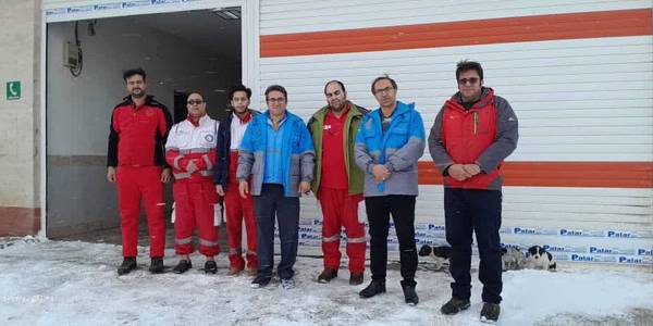 به گزارش روابط عمومی فرمانداری شهرستان تفرش، دکتر اتابکی فرماندار شهرستان تفرش به همراه کارشناس بحران فرمانداری از پایگاه امداد و‌نجات جمعیت هلال احمر مستقر در گردنه گیان بازدید و ضمن بررسی نحوه امداد رسانی از زحمات شبانه روزی مدیر جمعیت #هلال‌_احمر شهرستان و کارکنان و داوطلبین خدوم و زحمتکش #هلال‌_احمر در ارائه خدمات مطلوب به شهروندان و مسافران تقدیر نمودند.