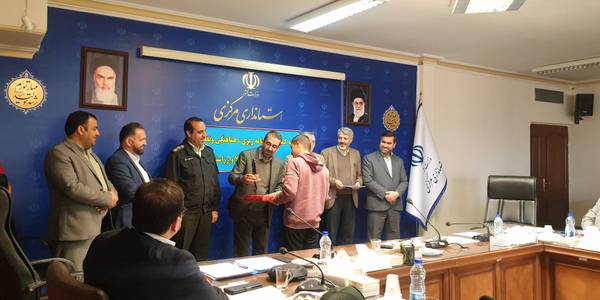 تقدیر از دانش آموز تولید کننده فیلم کوتاه با موضوع حمایت از کالای ایرانی در جلسه کمیسیون مبارزه با قاچاق کالا و ارز