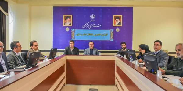 ۱۵ هزار و ۳۶۹ فرصت شغلی در استان مرکزی ایجاد شد- پیشی گرفتن ۴۰ درصدی از تعهدات
🔹کارگروه تخصصی اشتغال استان مرکزی به ریاست معاون هماهنگی امور اقتصادی و توسعه منطقه‌ای استاندار و با حضور جمعی از مدیران دستگاه‌های اجرایی و شبکه بانکی استان برگزار شد.
🔸حسن میرزاخانی، معاون هماهنگی امور اقتصادی استاندار مرکزی در این نشست گفت: بر اساس گزارش سامانه ملی رصد اشتغال از ابتدای سال جاری تاکنون ۱۵ هزار و ۳۶۹ فرصت شغلی در استان ایجاد شده که این میزان از تعهد هدف‌گذاری شده جلوتر است.
🔸وی افزود: دستگاه‌های اجرایی باید در راستای ثبت اشتغال‌ ایجاد شده در سامانه رصد و رفع نواقص تلاش ویژه داشته باشند.
🔸جمشید امیدی، مدیرکل تعاون، کار و رفاه اجتماعی استان مرکزی نیز با بیان اینکه این استان از تعهد ایجاد اشتغال خود ۴۰ درصد جلوتر است، گفت: تعهد اشتغال امسال استان مرکزی توسط دستگاه‌های اجرایی، ۱۰ هزار و ۹۹۶ شغل است که تاکنون ۱۵ هزار و ۳۶۹ شغل در سامانه رصد به ثبت رسیده است.
🔸امیدی اظهار کرد: از ابتدای سال یک‌هزار و ۷۰۳ طرح مشاغل خانگی با مبلغ یک‌هزار و ۴۶۰ میلیارد ریال به بانک‌های عامل معرفی شده که تاکنون یک‌هزار و ۳۰۰ طرح موفق به دریافت یک‌هزار و ۲۶ میلیارد ریال تسهیلات شده‌اند.

🔹ارائه گزارش آخرین وضعیت عملکرد تسهیلات قرض الحسنه مشاغل خانگی در سال ۱۴۰۲ به تفکیک دستگاه‌های اجرایی و بانک‌های عامل و بررسی آخرین وضعیت عملکرد تسهیلات جزء ۳ و ۴ بند ب تبصره ۱۸ قانون بودجه سال ۱۴۰۲ کشور از دستور کارهای این نشست بود.
سه‌شنبه ۱۰ بهمن ماه