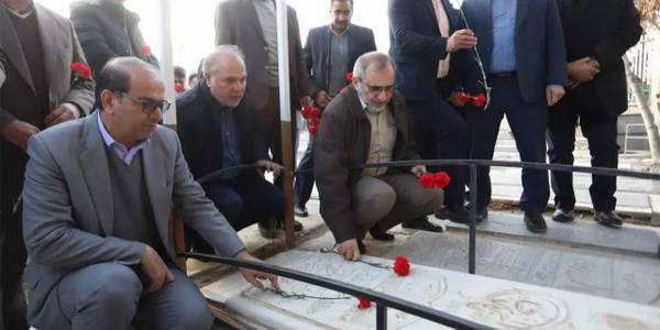 گلزار شهدای شهر خمین در نخستین روز دهه فجر گلباران شد