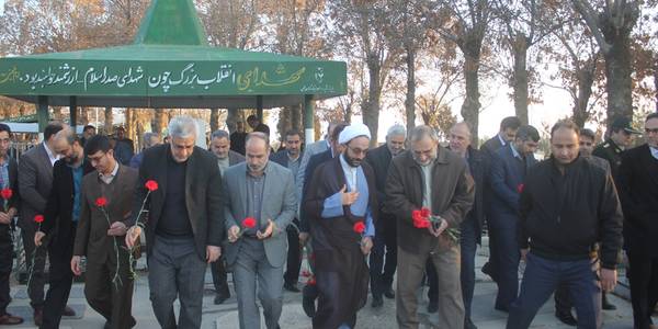 قبور مطهر شهدای شهرستان خمین بمناسبت دهه مبارک فجر گلباران شد.
